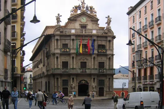 Das Rathaus von Pamplona im September 2005. / Dietmar Giljohann via Wikimedia (CC BY-SA 3.0)