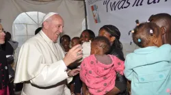 Der Papst besuchte auch das in mehreren Ländern aktive Programm "DREAM" der katholischen Gemeinschaft Sant'Egidio, das besonders armen HIV-Infizierten und AIDS-Kranken hilft, sowie deren Kinder. / Gemeinschaft Sant'Egidio