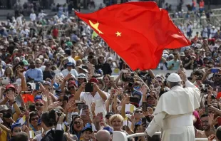 Papst Franziskus grüßt Besucher aus aller Welt, darunter der Volksrepublik China, auf dem Petersplatz / Vatican Media (Archivbild)