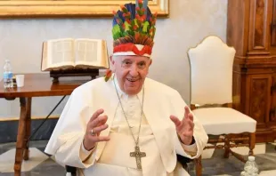 Scherz mit Bischöfen aus Brasilien: Papst Franziskus am 20. Juni 2022 / Vatican media / Screenshot