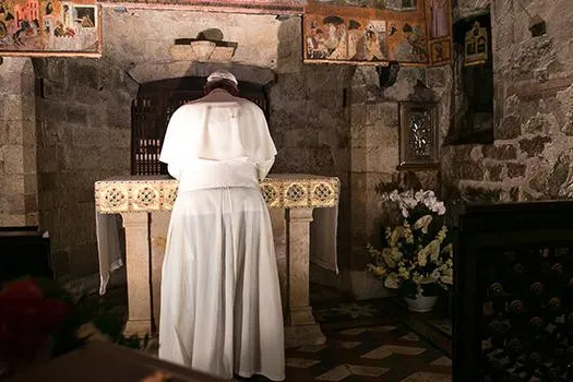 Papst Franziskus beim Gebet in der Portiuncula / www.sanfrancescopatronoditalia.it