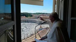 Papst Franziskus grüßt die auf dem Petersplatz versammelten Gläubigen und Besucher. / Vatican Media / CNA Deutsch