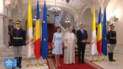 Papst Franziskus mit Präsident Klaus Werner Johannis und dessen Ehefrau Carmen. / Vatican Media / YouTube