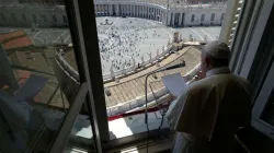 Papst Franziskus betet das Mittagsgebet vom Fenster des Apostolischen Palastes im Vatikan. / Vatican Media 