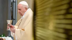 Papst Franziskus bei der Feier der Frühmesse im Haus Santa Marta.  / Vatican Media