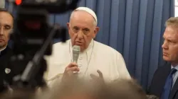 Papst Franziskus im Gespräch mit Journalisten auf dem Rückflug aus Irland / Hannah Brockhaus / CNA Deutsch 