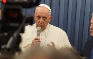 Papst Franziskus im Gespräch mit Journalisten auf dem Rückflug aus Irland / Hannah Brockhaus / CNA Deutsch 
