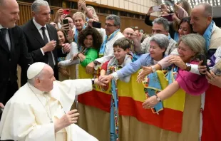Papst Franziskus und eine spanische Familie / Vatican Media