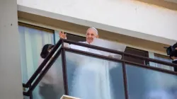 Papst Franziskus hält die Ansprache zum Angelus vom Balkon der Gemelli-Klinik am 11. Juli 2011. / Pablo Esparza / CNA Deutsch