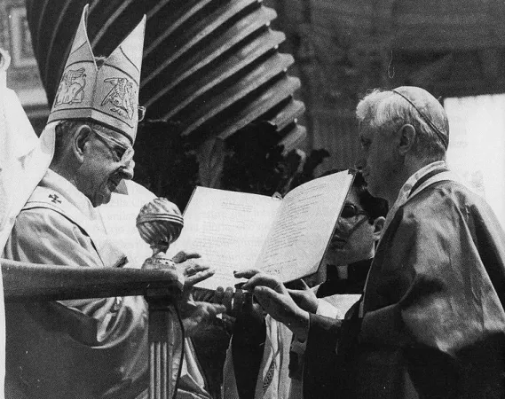 Papst Paul VI. überreicht Joseph Ratzinger den Kardinalsring