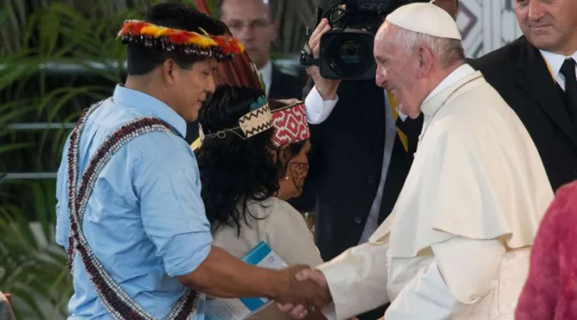 Papst Franziskus begrüßt Indigene bei seinem Besuch Perus im Jahr 2018