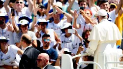 Papst Franziskus begrüßt Pilger auf dem Petersplatz am 12. August 2018 / Daniel Ibanez / CNA Deutsch