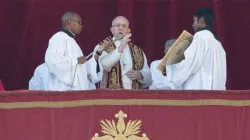 Papst Franziskus beim Spenden des Segens der Stadt und des Weltkreises am 25. Dezember 2017 / CNA / Daniel Ibanez