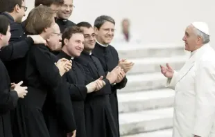 Papst Franziskus mit Seminaristen / Shutterstock