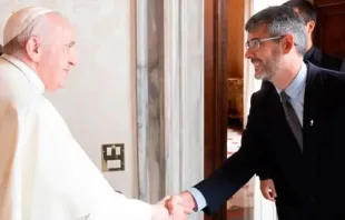 Papst Franziskus begrüßt José David Correa González, Generaloberer des Sodalitium Christianae Vitae, im Vatikan, 30. Oktober 2021. / Sodalicio.org