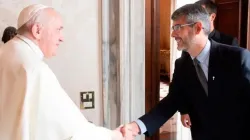 Papst Franziskus begrüßt José David Correa González, Generaloberer des Sodalitium Christianae Vitae, im Vatikan, 30. Oktober 2021. / Sodalicio.org