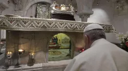 Papst Franziskus verehrt die Reliquien des heiligen Nikolaus in Bari (2018) / Vatican Media