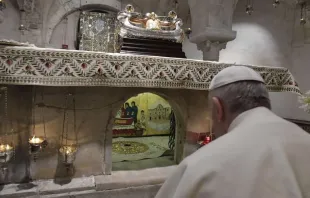 Papst Franziskus verehrt die Reliquien des heiligen Nikolaus in Bari (2018) / Vatican Media