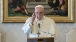Papst Franziskus bei der Übertragung zum Angelusgebet aus der Bibliothek des Apostolischen Palastes im Vatikan / Vatican Media