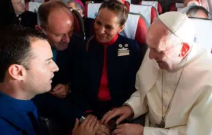 Carlos Ciuffardi, Ignacio Cueta, Paula Podest und Papst Franziskus während der Trauung, die der Heilige Vater auf dem Flug nach Iquique vollzog / Foto: Vatikan Media 