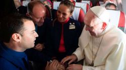 Carlos Ciuffardi, Ignacio Cueta, Paula Podest und Papst Franziskus während der Trauung, die der Heilige Vater auf dem Flug nach Iquique vollzog / Foto: Vatikan Media 
