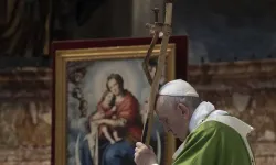 Papst Franziskus betet im Petersdom am 8. Juli 2019 / Vatican Media / CNA Deutsch
