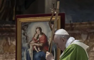 Papst Franziskus betet im Petersdom am 8. Juli 2019 / Vatican Media / CNA Deutsch