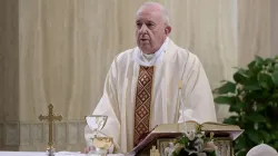 Papst Franziskus feiert die heilige Messe in der Kapelle des Hauses Sankt Martha im Vatikan. / Vatican Media
