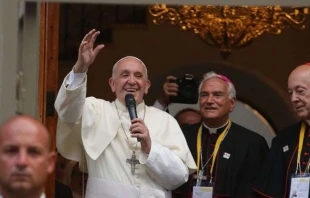 Der Papst vor der Apostolischen Nuntiatur in Peru, zusammen mit Monsignore Nicola Girasoli und Kardinal Juan Luis Cipriani / Foto: Agentur ANDINA (César García)