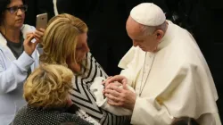 Papst Franziskus segnet einen Säugling. / CNA/Daniel Ibanez