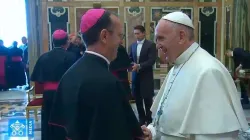 Papst Franziskus spricht mit Mitarbeitern der Kurie nach seiner Weihnachtsansprache am 21. Dezember 2017 / CNA / YouTube Vatican News