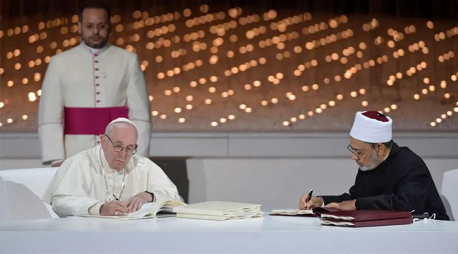 Papst Franziskus und der Großimam der al Azhar unterzeichnen das Dokument am 4. Februar 2019 in Abu Dhabi