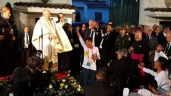 Jubel und Segen: Papst Franziskus im Gespräch mit Jugendlichen in Bogota am 6. September 2017. / CNA / David Ramos