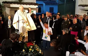 Jubel und Segen: Papst Franziskus im Gespräch mit Jugendlichen in Bogota am 6. September 2017. / CNA / David Ramos