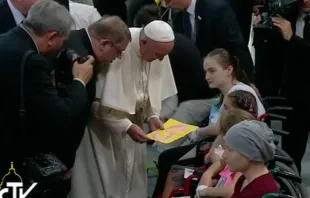 Papst Franziskus beim Besuch der Prokozim Kinderklinik am 29. Juli 2016. / CTV via YouTube (screenshot)