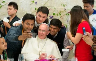 Selfies mit dem Papst: Franziskus mit Jugendlichen / CNA/L'Osservatore Romano