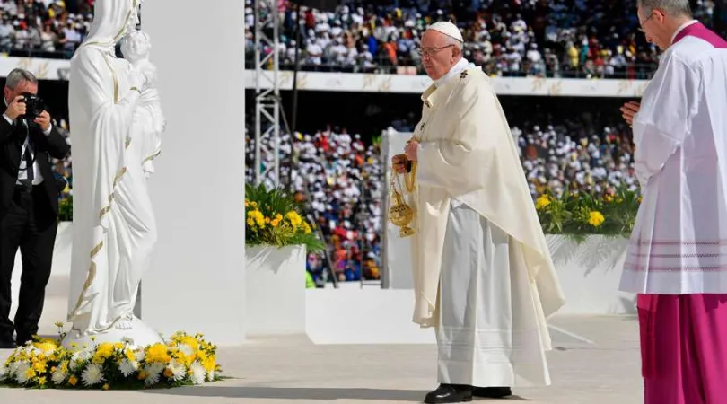 Papst Franziskus grüßt die Gottesmutter bei der Messe in Abu Dhabi