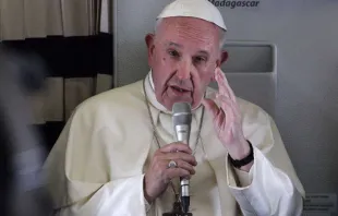 Papst Franziskus bei seinem Rückflug aus Afrika / Edward Pentin / CNA