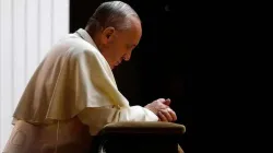 Papst Franziskus beim Gebet / CNA / L'Osservatore Romano