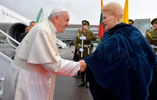 Präsidentin Dalia Grybauskaitė begrüßt Papst Franziskus am 22. September 2018 / Vatican Media