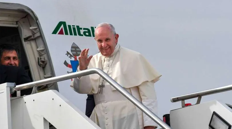 Papst Franziskus am Eingang des Fliegers bei der Reise in die Vereinigten Arabischen Emirate am 3. Februar 2019