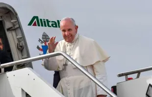 Papst Franziskus am Eingang des Fliegers bei der Reise in die Vereinigten Arabischen Emirate am 3. Februar 2019 / Vatican Media