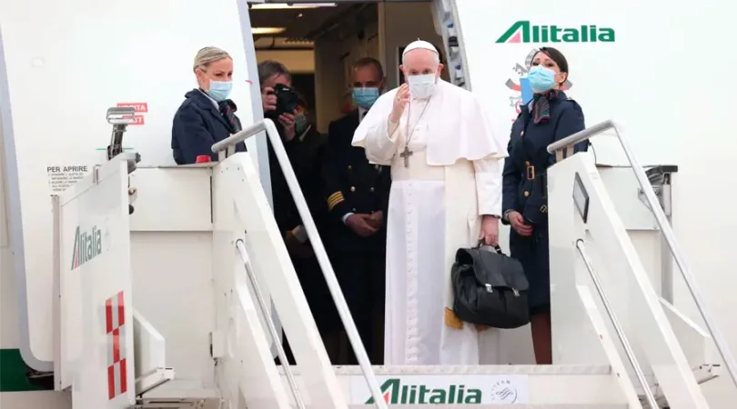 Papst Franziskus am Flughafen Fiumicino in Rom vor dem Abflug zu seiner Apostolischen Reise in den Irak. Der Pontifex ist vom 5. bis 8. März auf dieser historischen Reise.