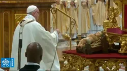 Der Papst und das Jesuskind in der Christmette / Screenshot / Vatican Media