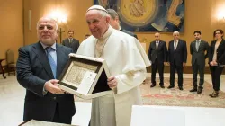 Papst Franziskus mit Haydar al-Abadi in der Aula Paul VI. am 10. Februar 2016 / L'Osservatore Romano