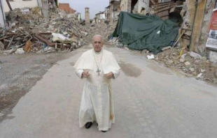 Papst Franziskus beim Besuch des Erdbeben-Gebiets in Italien am 17. Juli 2016. / CNA / L'Osservatore Romano