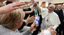 Freudige Begrüßung: Papst Franziskus bei der Ankunft in der Audienzhalle / Vatican Media