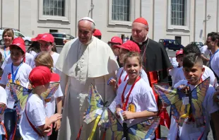 Papst Franziskus mit Kindern / CNA/Petrik Bohumil