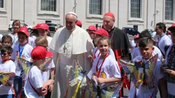 Papst Franziskus mit Kindern / CNA/Petrik Bohumil
