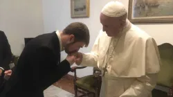 Alfies Vater begrüßt den Papst / Facebook / Thomas Evans